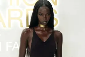 比例惊人的黑人模特爆红时尚圈！网友感叹：满屏都是大长腿…图片