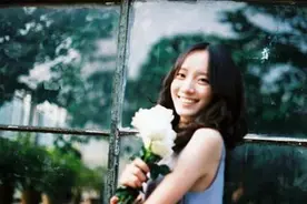 不要小看一个见人就笑的女人图片