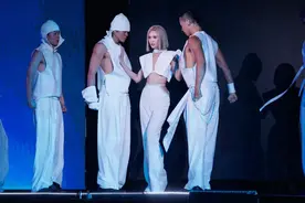 杨丞琳台北演唱会，李荣浩排除万难现身，女方感动向老公甜蜜告白图片