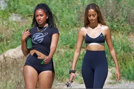 奥巴马俩女儿穿健美服，身材一个丰腴一个纤瘦，姐姐五官神似父亲图片