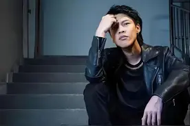 广东雨神卢大雨：一首歌狂赚一亿，走红后妻离子散，如今怎样了?图片