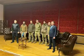 俄释放亚速营指挥官，赦免英国雇佣兵，换回普京亲密伙伴图片