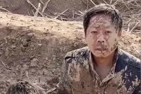 河南一爸爸带儿子到河边抓泥鳅，妈妈看到后火冒三丈：还能要？图片