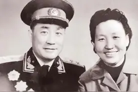 张国华参加战友的追悼会，见到了战友的遗孀，两年后与她喜结连理图片