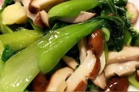 孩子吃饭一口蔬菜都不吃身体缺乏营养，多吃绿色菜，补充身体营养图片