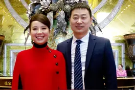 “盲人歌手”刘赛：成名时拒绝抛弃农村丈夫，如今丈夫是她的骄傲图片