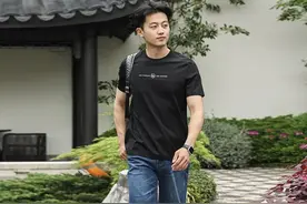 男人上了年纪，夏天还是穿短裤最清爽有型，记住：3穿3不穿更高级图片