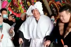 戴玉强回河北老家奔丧，网友不解：喜丧就可以在母亲丧礼上笑？图片