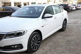 大众这次真“妥协”了！朗逸跌至8.89万，30天狂卖46880辆图片