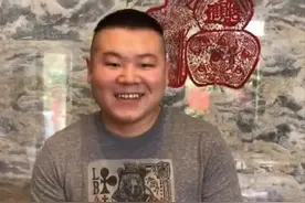 岳云鹏回老家过年包两大盘饺子，手法娴熟接地气，指挥亲友显地位图片