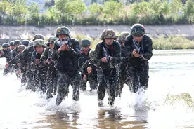 9次中印冲突中最帅的一次，解放军飞踹印度士兵，印度兵倒地不起图片