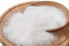 我国一年超3万吨蜂蜜靠白糖喂出来，养蜂人敛财的手段？误解太深图片