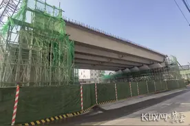 石家庄：槐安路高架桥西延工程首片箱梁顺利架设图片