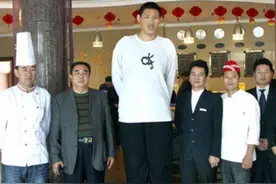 河南农村夫妇生出“巨人”，身高直逼三米，最后竟是一种怪病图片