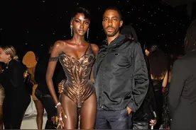 时尚春晚绝美超模火出圈！逆天长腿迷倒全网：P都不敢这么P图片