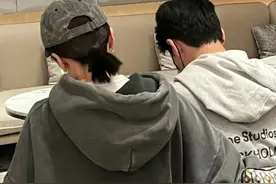 杨洋哈尔滨搓澡被偶遇，本人是真帅气，拄着拐杖走路腿伤疑未痊愈图片