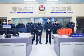 上官福令检查督导除夕安保工作 慰问执勤民辅警图片