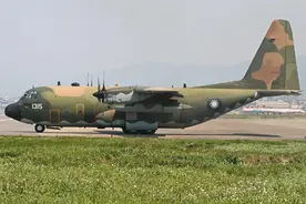C130密集行动，台岛大规模演练伞降，台媒：疑似新加坡星光部队图片