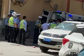 男子驾车撞人逃逸，后跳下救护车跑进路边水果店抢刀后逃跑？网友称嫌疑人被警察当场摁倒，白银警方出警图片