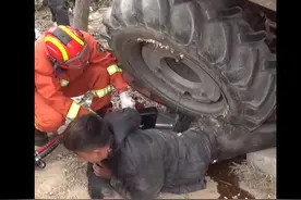 山东菏泽 拖拉机翻车一人被困，众人合力卸车救人图片