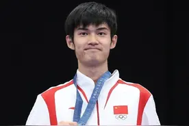笑喷!干饭哥盛李豪中秋被父亲罚抄签名,从小学生1笔1划到龙飞凤舞图片