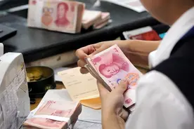 22年男子银行存款2.5万，工作人员失误多汇23万，法院：无需退还图片