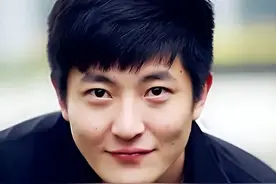 “老男孩”郭京飞，与鲍莉闪婚，17年宠妻如宝，今一家三口很幸福图片