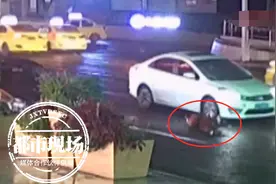 边打电话边横穿马路，女子被车撞飞数米高图片