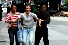 醉酒大爷撞路边电动车身亡，家属索赔66万，女车主痛哭：这是讹人图片