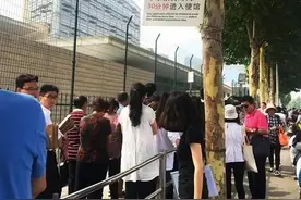 美大使馆前排起长龙办签证到底说明了什么问题？图片