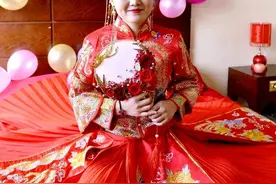 新婚第二天，婆婆叫我上交工资卡。结果我这样做，让婆婆脸红图片