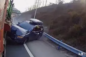 十堰高速上发生的！越野车引擎盖被瞬间掀飞...图片