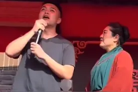 王婆遭举报缺席演出，男子排队五天大闹现场，景区更改登台规则图片