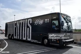 欧洲足球俱乐部的移动更衣室——团队大巴车图片