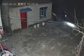 为了减轻负担，58岁公公凌晨五点背行李外出打工，儿媳：很心酸图片