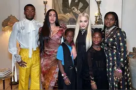 63岁麦当娜带五个孩子拍全家福，罕见端庄，27岁男友“消失”了图片