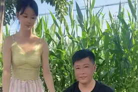 赵本山弟子回农村种地，娶漂亮火辣舞蹈老师，妻女陪着室外熬汤药图片