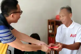 孙子和外孙同年高考，老人奖励孙子1万外孙3千，引热议不断图片