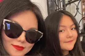 李湘带女见世面，13岁王诗龄穿3万4大衣打扮奢侈，母女五官似烙饼图片