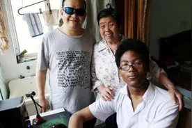 22年前，上海阿婆捡到了一个黑人男孩，后来咋样了？图片