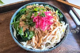 天气炎热，早餐给孩子做一碗麻汁拌面，鲜美营养又好吃，太香了！图片