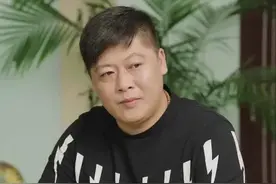 《乡村爱情》谢永强定居农村，坐马扎熬药接地气，妻子穿着引争议图片