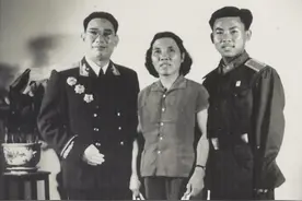 大将的儿子被授少将，父子两将军，却都不愿意佩戴军衔章图片