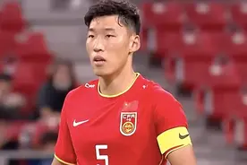 不解！国足王牌刚过中圈开大脚直接飞出底线 停球10米远送给日本图片