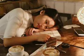 故事：倒追男神五年我心灰意冷，酒吧买醉时，却被一奶狗弟弟表白图片