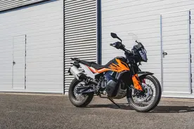790 ADV：只要十来万？这台越野能力超强的旅行车，3.8秒就能破百图片