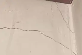 村民房子出现裂缝，修路导致？回应：将实地勘查并当面协商图片