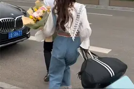 网友奔现，女孩看到豪车一脸惊喜，男人扔下1万分手费后转身就走图片