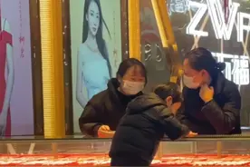 湖南长沙6岁男孩豪掷千元买项链：花大半压岁钱给妈妈送礼物图片