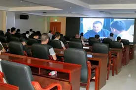 传承红色基因 凝聚奋进力量——管委会机关党委组织集中观看红色电影《李明瑞》图片